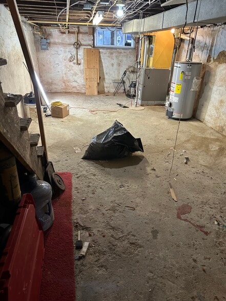 Building Photo - 1914 E Hazzard St