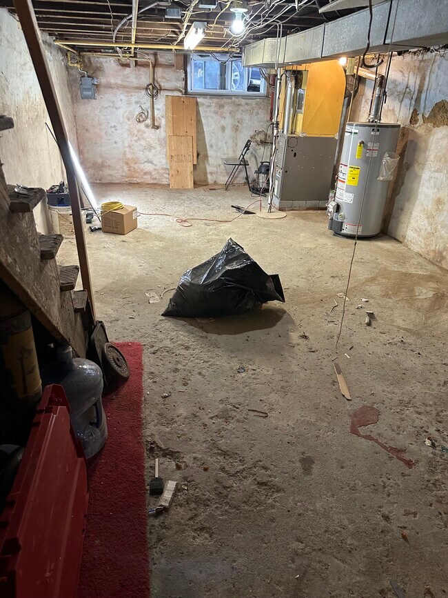 Building Photo - 1914 E Hazzard St