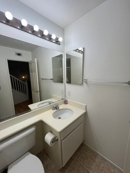 Building Photo - 333 Rathbourne