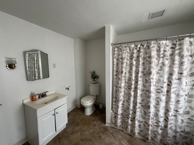 Building Photo - 106 E Pine St