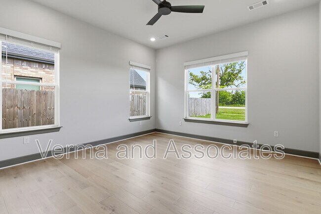 Building Photo - 980 Trestle Ln