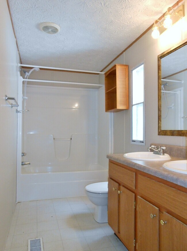 Building Photo - Large 3 Bedroom 3 Bathroom Modular Home in...