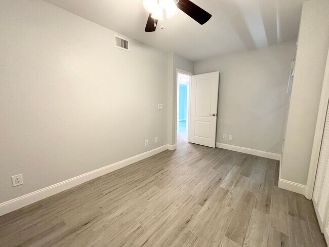 Building Photo - 1324 SE 6th Ave