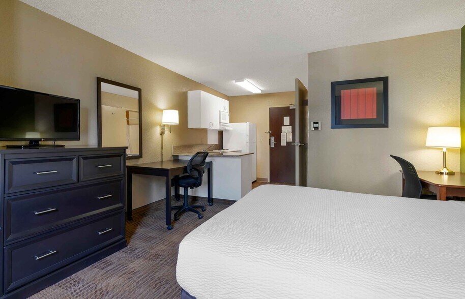 Building Photo - Furnished Studio-Santa Rosa - North