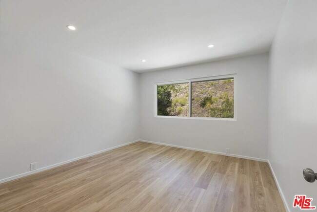 Building Photo - 3062 Arrowhead Dr