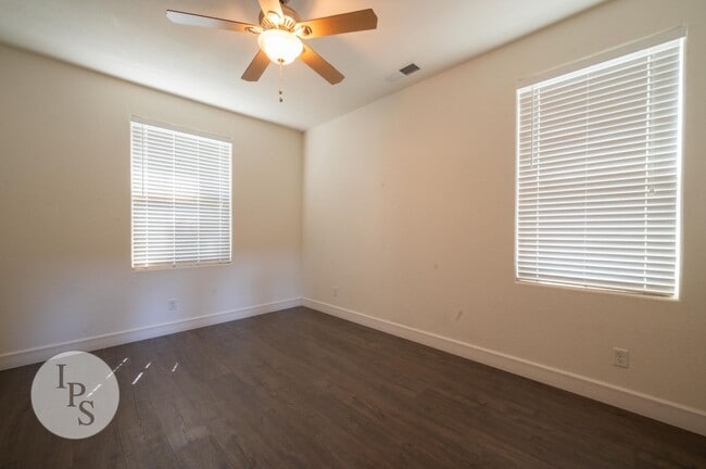 Building Photo - North Clovis Home, 4BR/3.5BA, CUSD - Lots ...