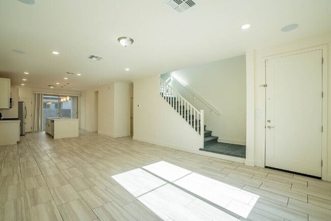 Building Photo - 4927 S Tune