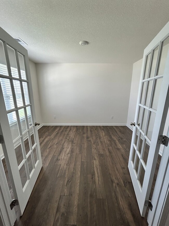 Building Photo - 632 Clay Dr