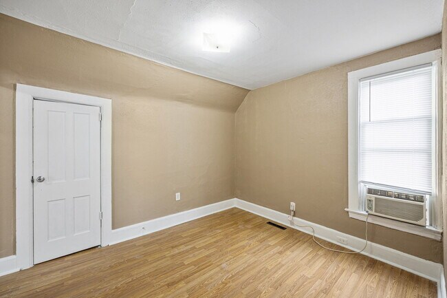 Building Photo - 744 Diamond Ave