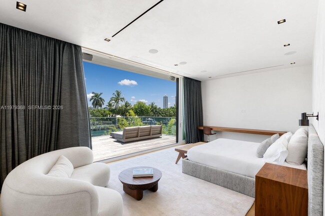 Building Photo - 1051 W 48th St