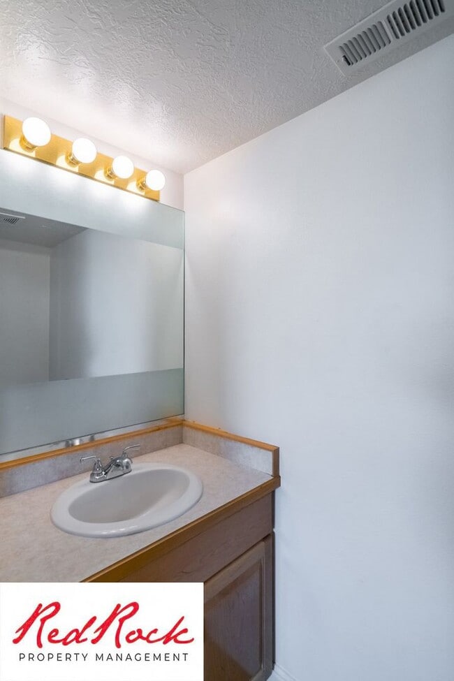 Building Photo - 2 Bedroom Townhome Available