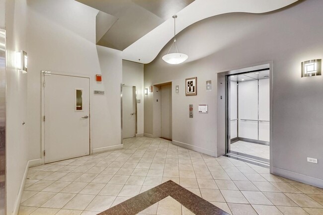 Building Photo - 6 S Laflin St