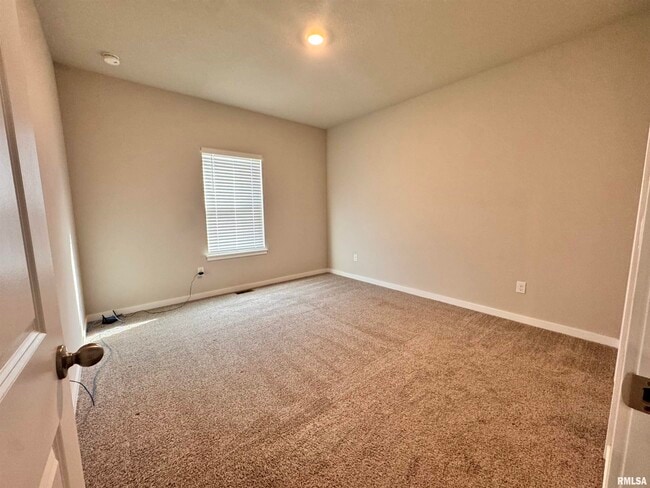 Building Photo - 709 E Bear Dr