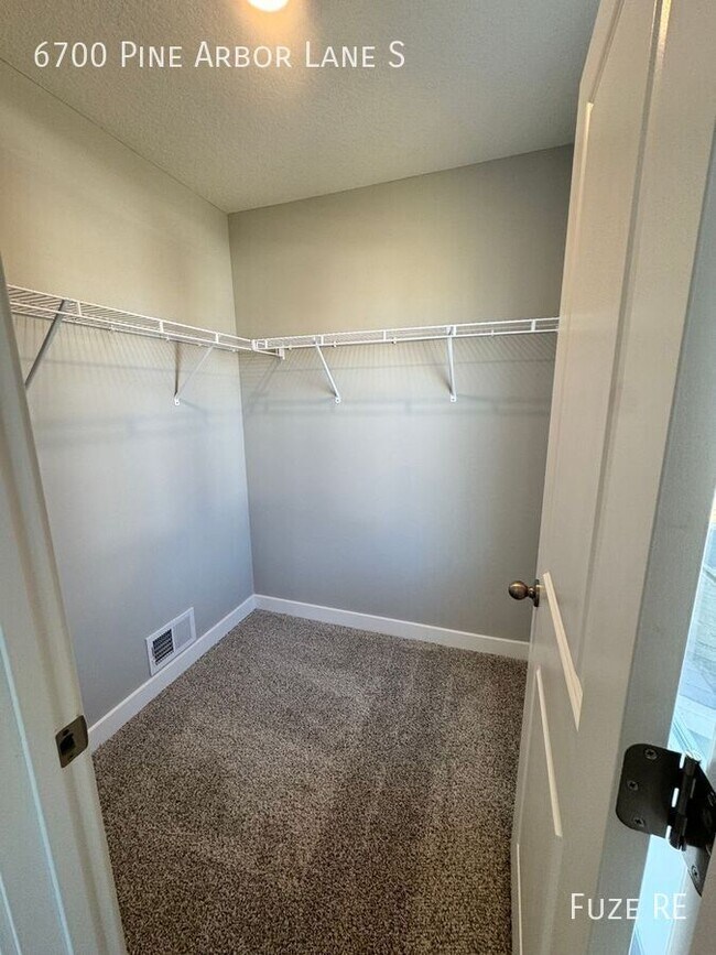 Building Photo - 6700 Pine Arbor Ln S