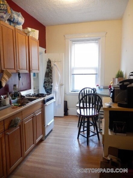 Building Photo - 447 Park Dr