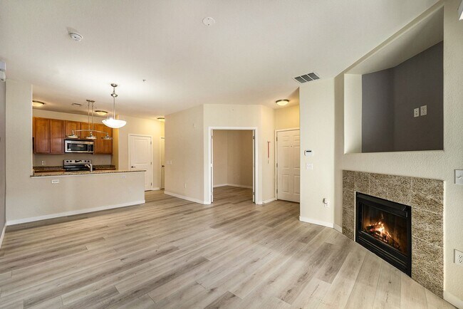 Building Photo - 1Bed/1.5Bath Park Hill Condo with an Extra Nonconforming Bedroom/Office