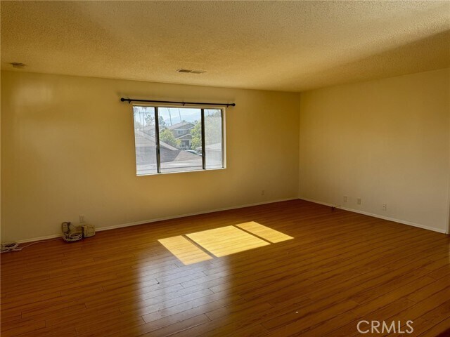 Building Photo - 920 N Alameda Ave