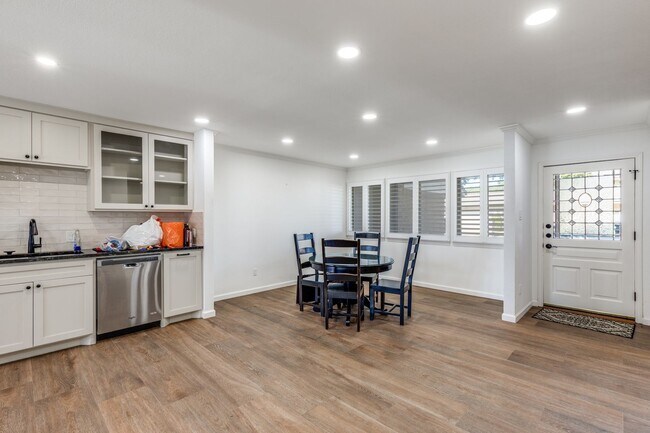 Building Photo - 3 Bed 2.5 Bath on Golf Course with Private Backyard