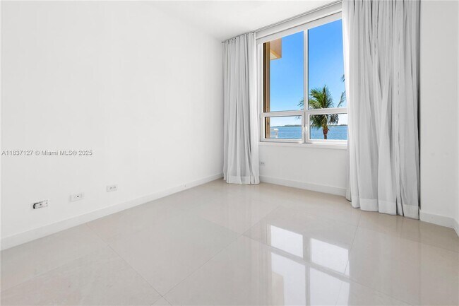 Building Photo - 808 Brickell Key Dr