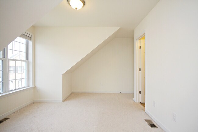 Building Photo - Dog-Friendly Old Trail Townhome