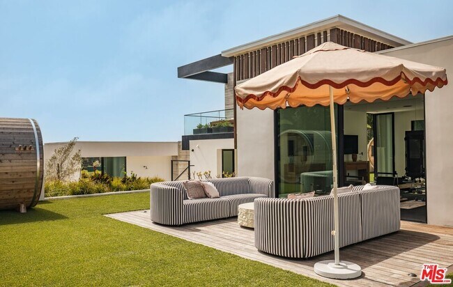 Building Photo - 6889 Dume Dr