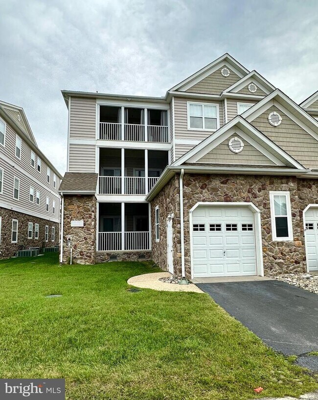 Building Photo - 3902 Fullerton Ct