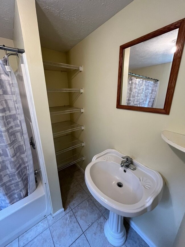 Building Photo - 951 Celia Dr