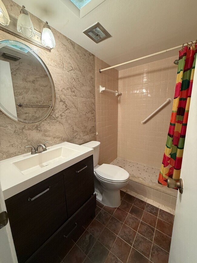 Building Photo - Englewood Park 3 bedroom, 2 bath available...