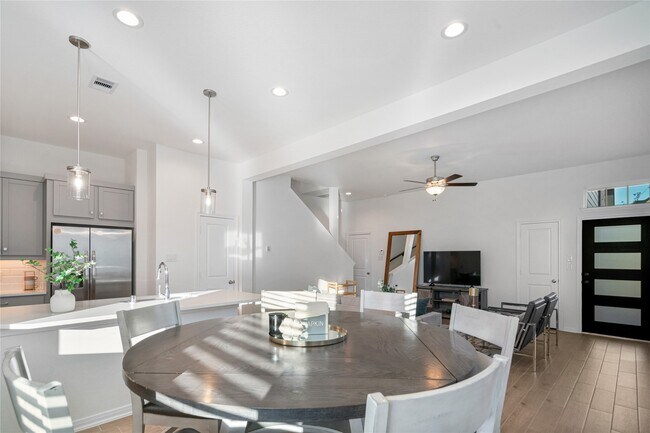 Building Photo - 632 Silver Pear Ct
