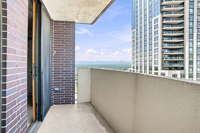 Building Photo - $1,395.95 - 1 Bed, 1 Bath Condo in Downtown Denver with Central AC, and Building amenities.
