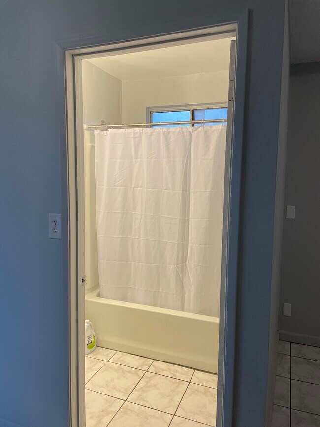 Building Photo - 10642 Coloma St