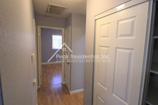 Building Photo - Cute 2bd/2ba Duplex with Garage - Walk to ...