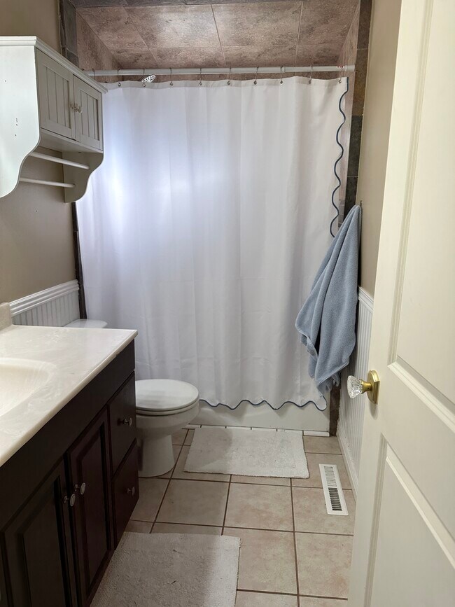 Bathroom - 1471 E 22nd St