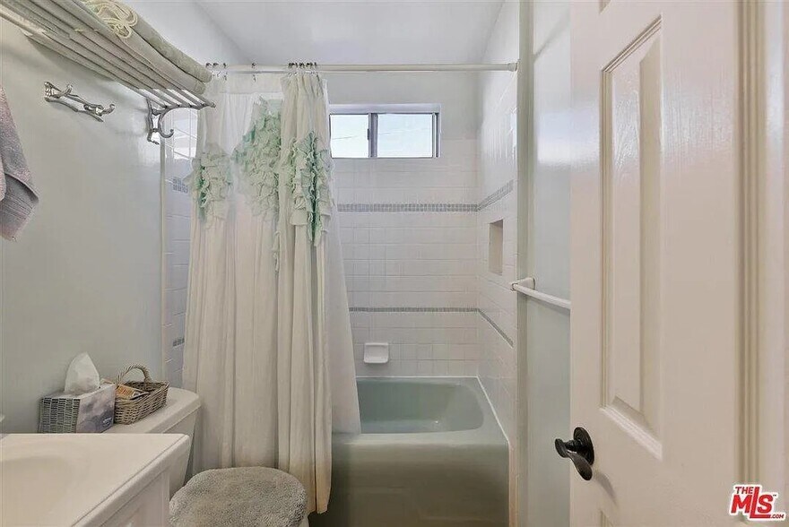 Building Photo - 2110 Overland Ave