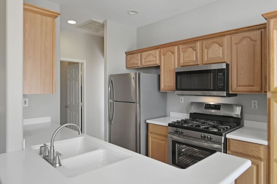 Building Photo - 720 Cam De Oro