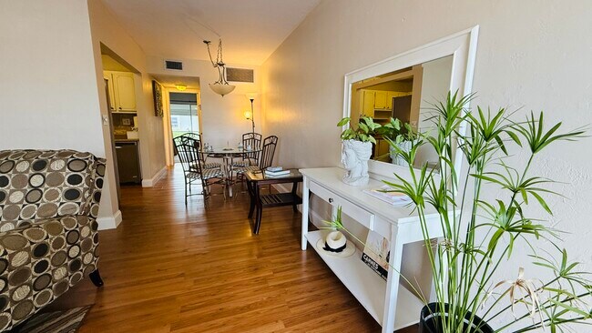 Primary Photo - 2102 Lake Osborne Dr