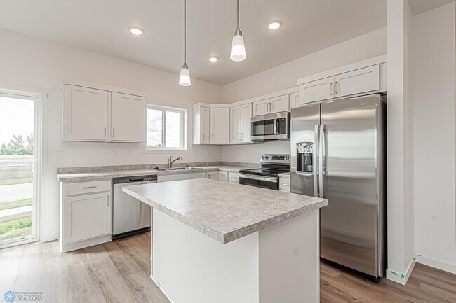 Building Photo - 4 bedroom 2 bathroom house