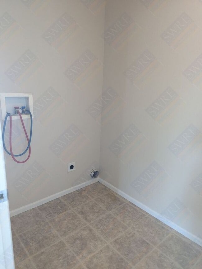 Building Photo - 4 Bedroom 2.5 Bath Townhome, Coming Soon!