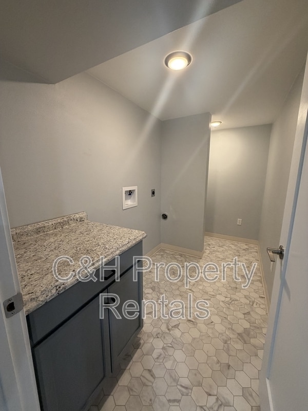 Building Photo - 915 Avenue F