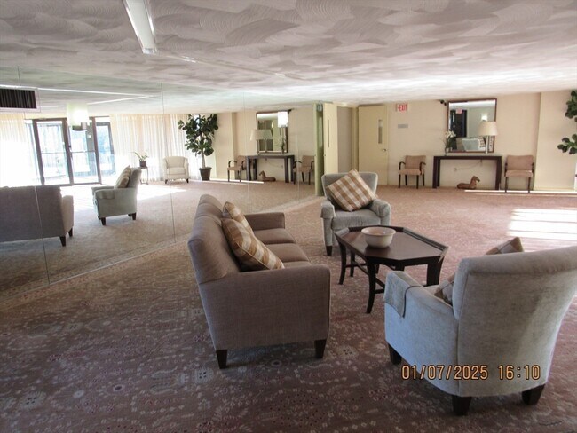 Building Photo - 402 Paradise Rd