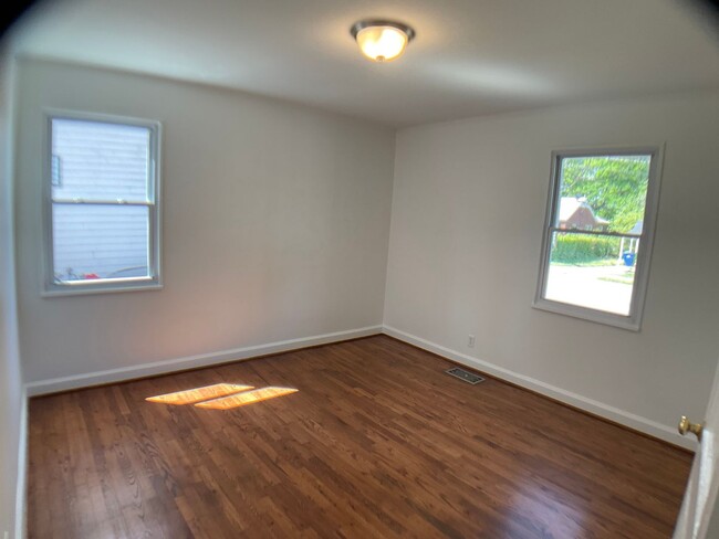 Building Photo - Adorable Bungalow Next to Downtown Raleigh!