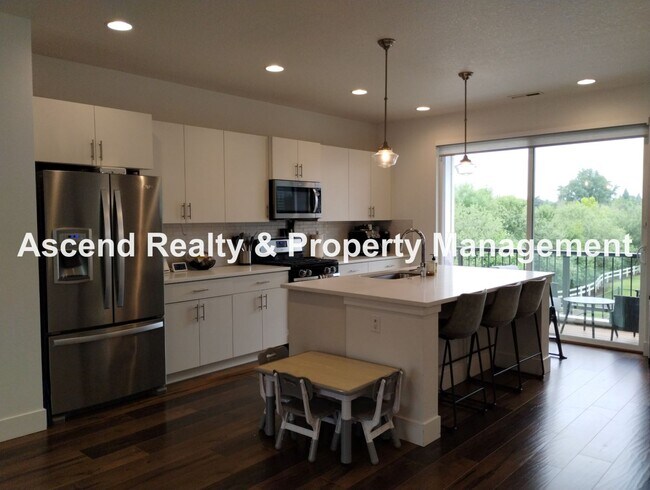 Building Photo - Like New 4 Bed Beauty Full Bed & Bath on M...