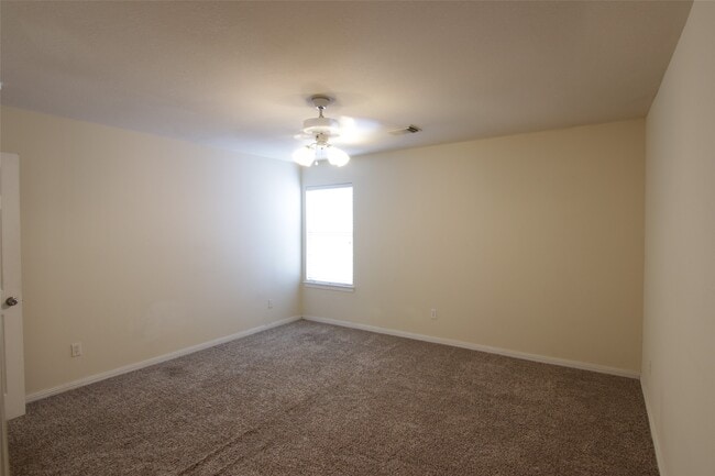 Building Photo - 2027 Creek Run Dr