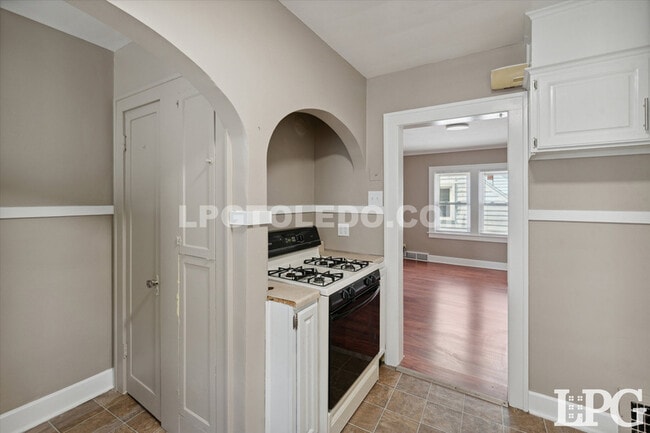 Building Photo - 2030 Wyndhurst Rd