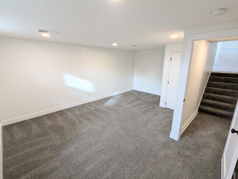 Building Photo - 4248 Regent Ave N