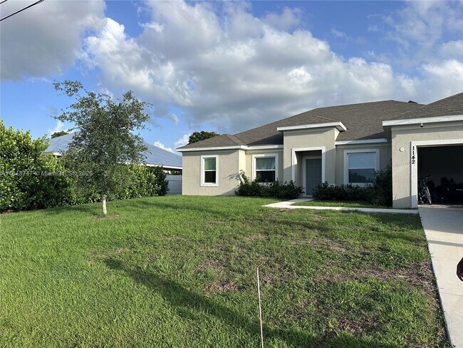Building Photo - 1142 SW Edinburgh Dr