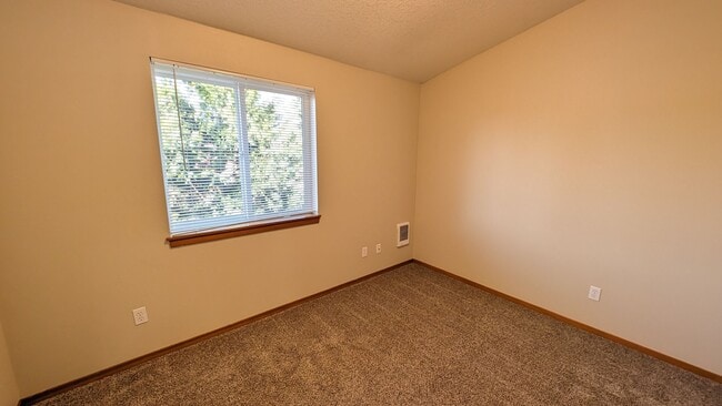 Building Photo - Wonderful townhouse in Forest Grove