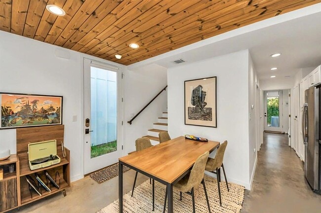 Building Photo - 6161 Culberson St