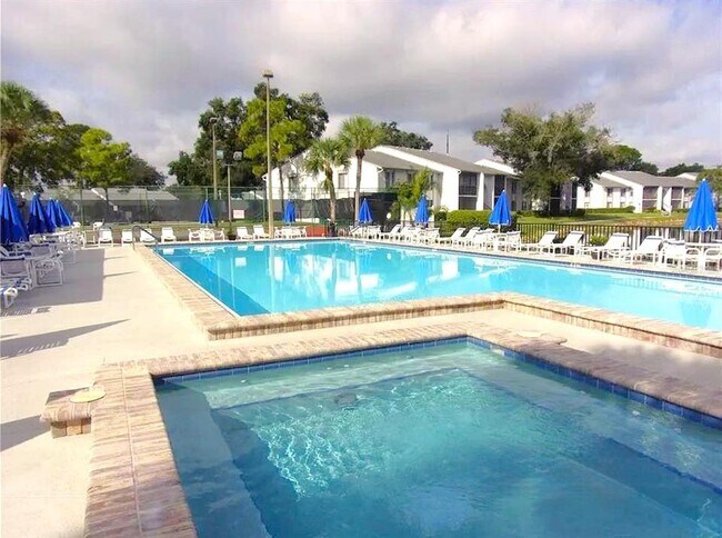 Building Photo - 1344 Pine Ridge Cir E