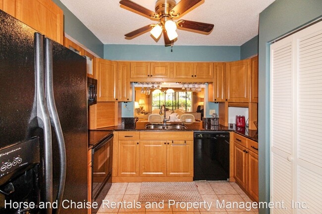 Building Photo - 400 Carriage House Ln